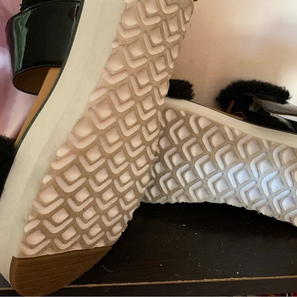 Ugg size 7 sandals - Picture 2 of 4